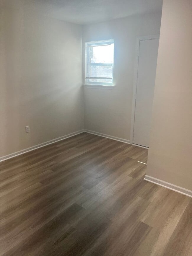 Building Photo - 758-760 Southampton Dr