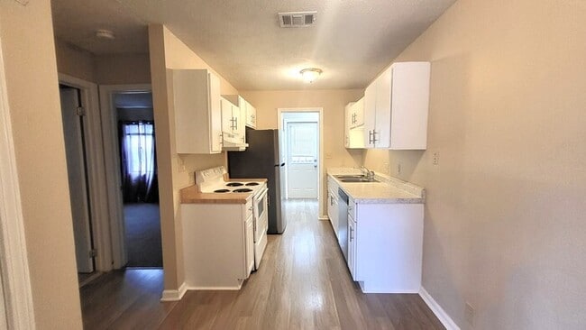 Building Photo - For Rent: Two Bedroom Two Bath Townhouse i...