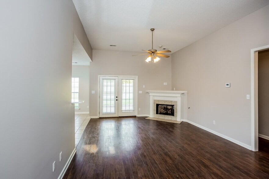 Building Photo - 610 Classic Dr N