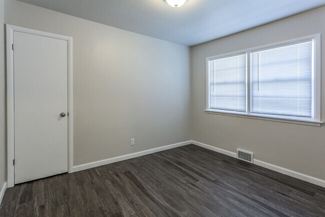 Building Photo - 2327 W 6th St