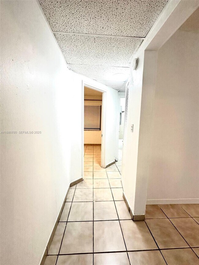 Building Photo - 3401 SW 9th Terrace