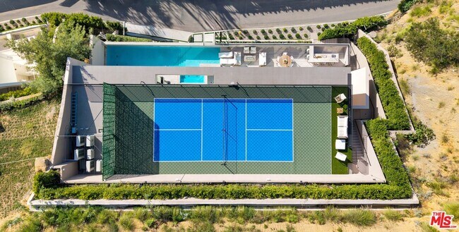 Building Photo - 8765 Hollywood Blvd