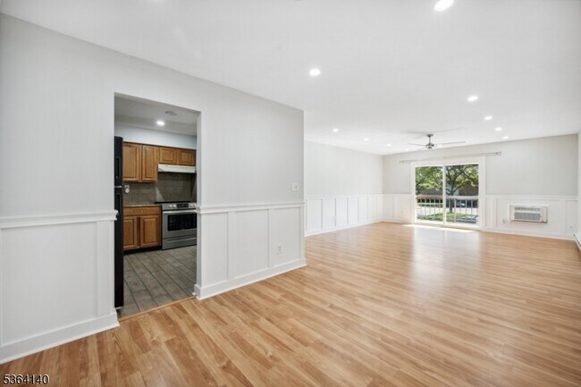 Building Photo - 798 Eves Dr