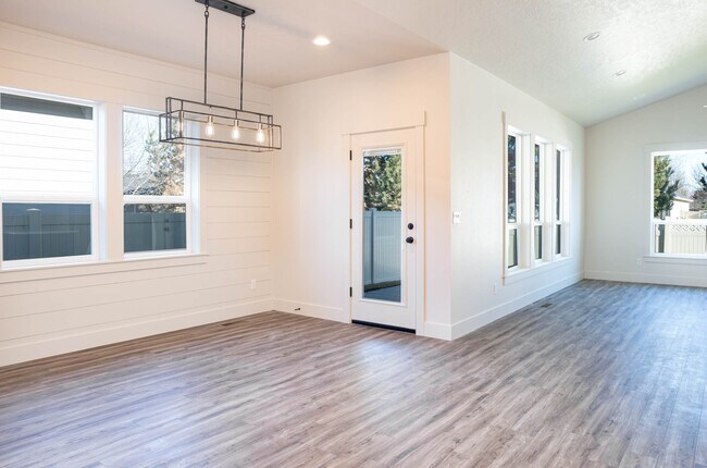 Building Photo - 270 E Rosalyn Dr