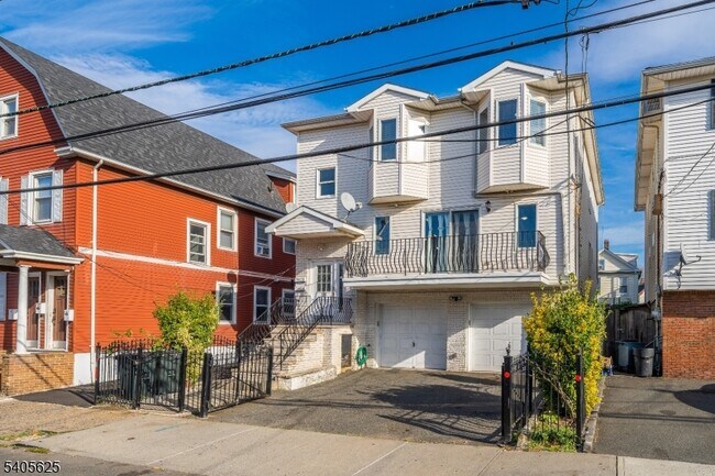 Building Photo - 118 Race St