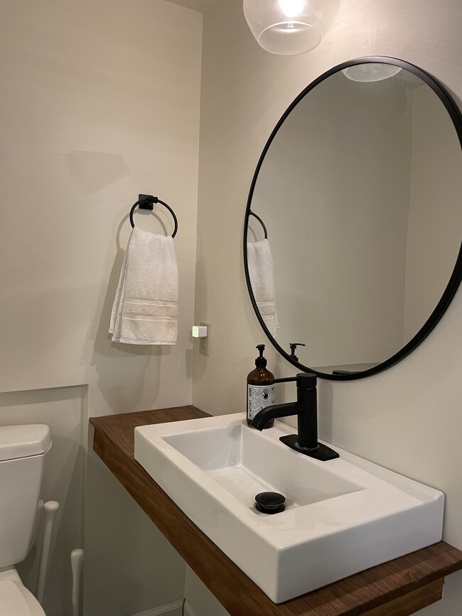 Building Photo - 1721 N High Point Rd