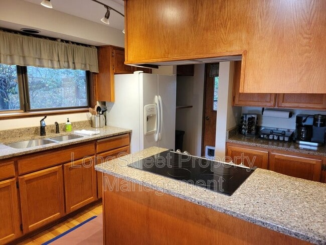 Building Photo - 2720 NW Glenwood Dr