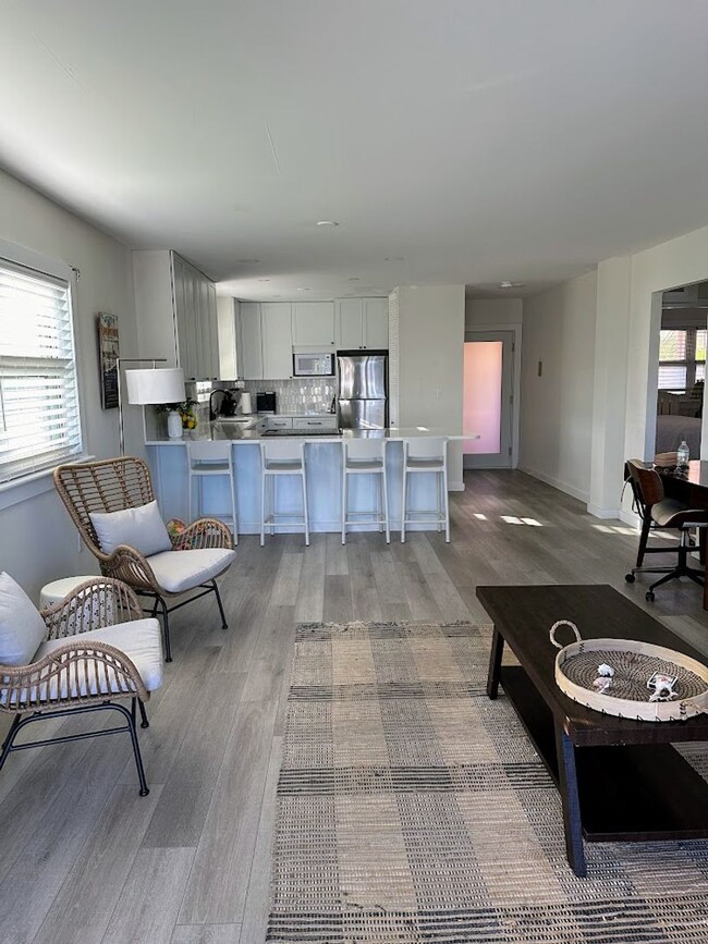 Building Photo - Oceanfront 2/1 furnished Condo