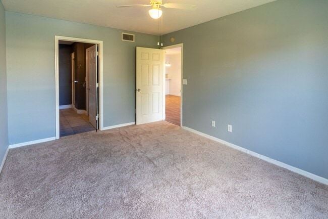 Building Photo - Well-Maintained 2BR/2BA Condo with Lake Vi...