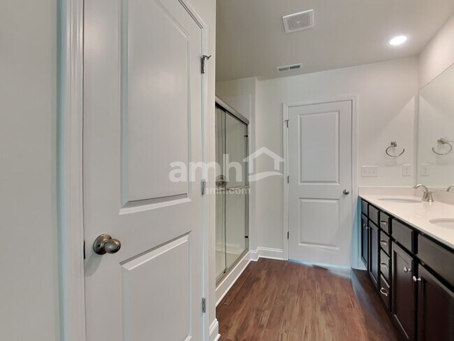 Building Photo - 611 Rivermist Dr