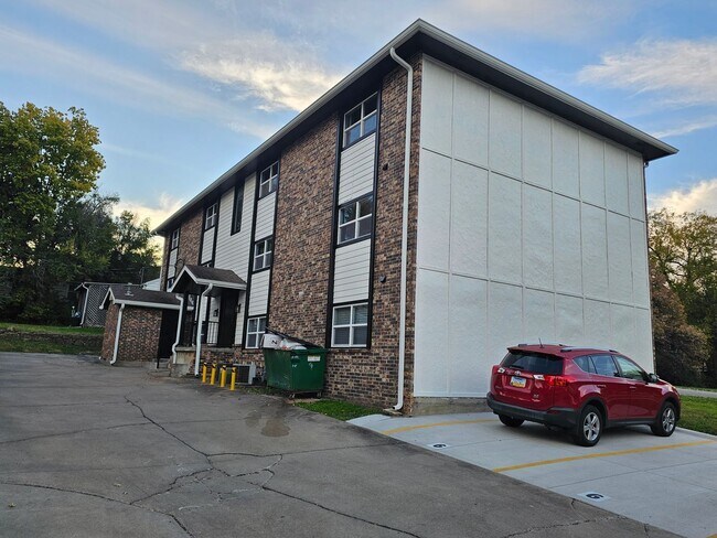 Building Photo - Like new large 2 bedroom apt coming available!