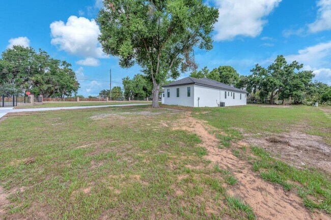 Building Photo - 11921 Fort King Hwy