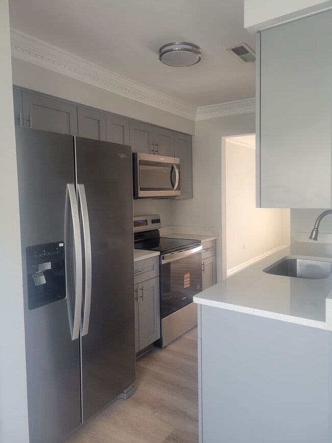 Building Photo - Newly remodelled 3 bedroom 2.5 bath townhouse