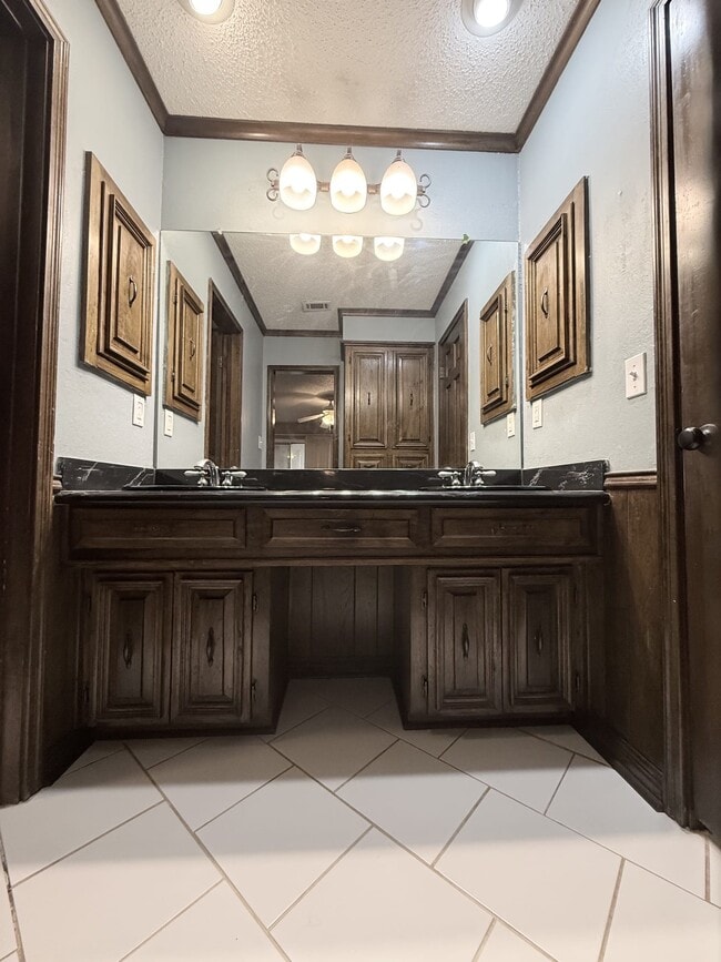 Building Photo - 1200 E Franklin St