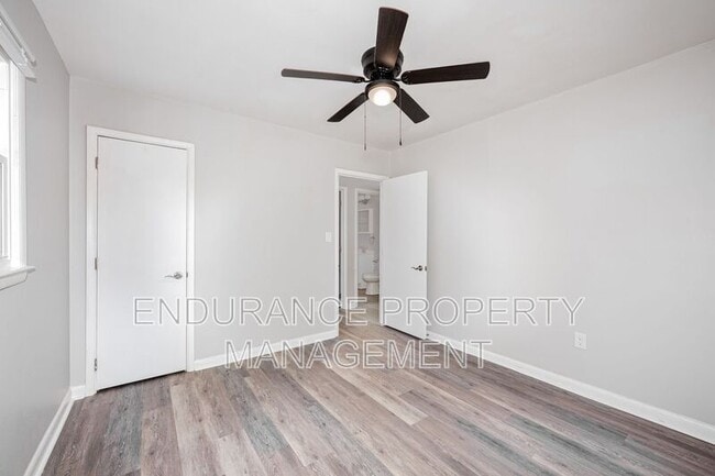 Building Photo - 4612 W Hillcrest Ave