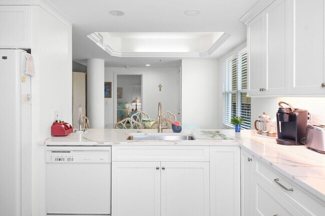 Building Photo - 221 NE Plantation Rd