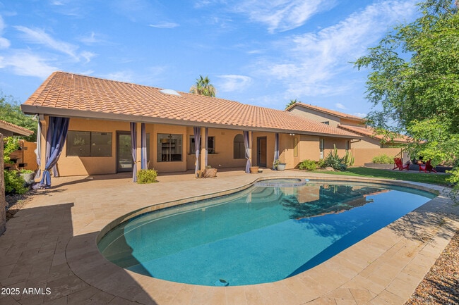 Building Photo - 5903 E Paradise Ln