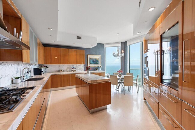 Building Photo - 16051 Collins Ave
