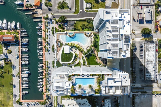 Building Photo - 220 Lake Shore Dr