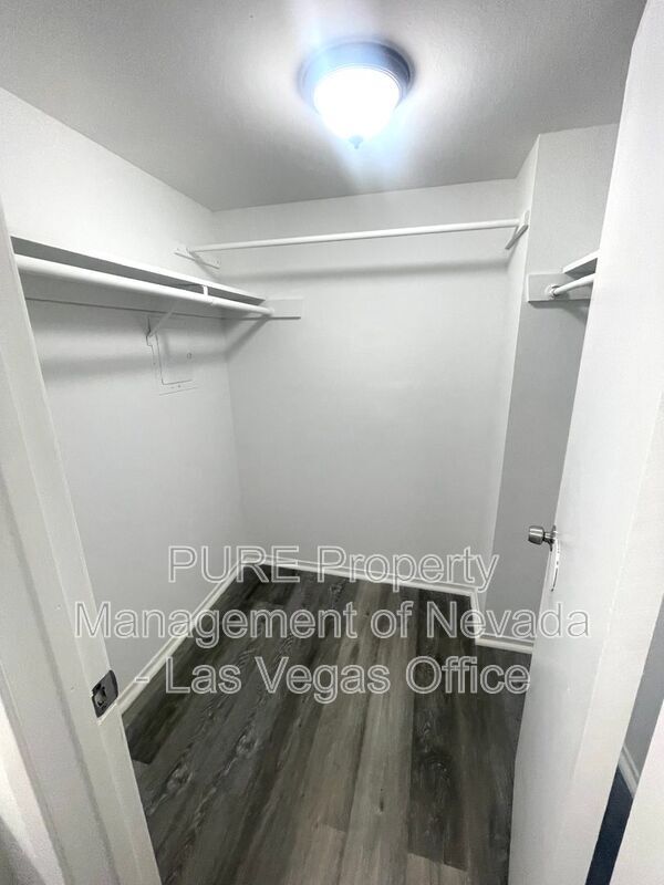 Building Photo - 1405 E Vegas Valley Dr