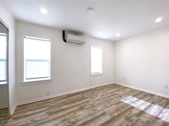 Building Photo - 2025 Brun St