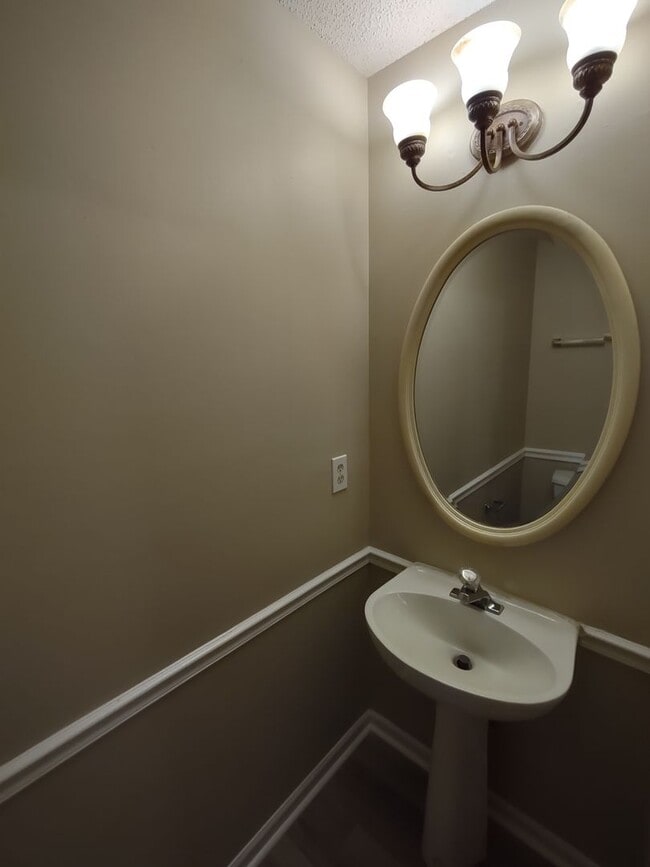 Building Photo - Pristine, move in ready Townhome located in the Holly Ridge Complex!