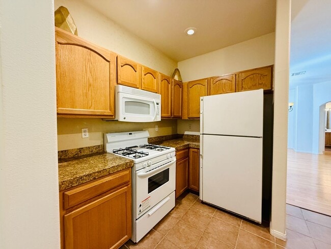 Building Photo - Enjoy resort-style living in this stylish ...