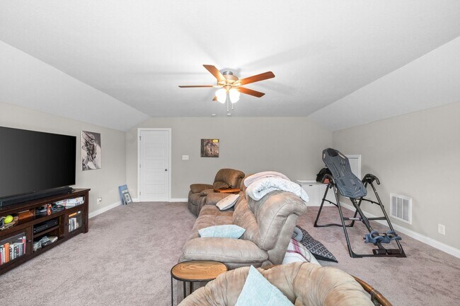 Building Photo - 3 Bed 2 Bath Home For Rent Near Downtown C...