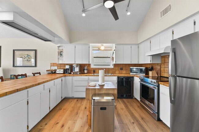 Building Photo - 22101 Guadalupe Dr