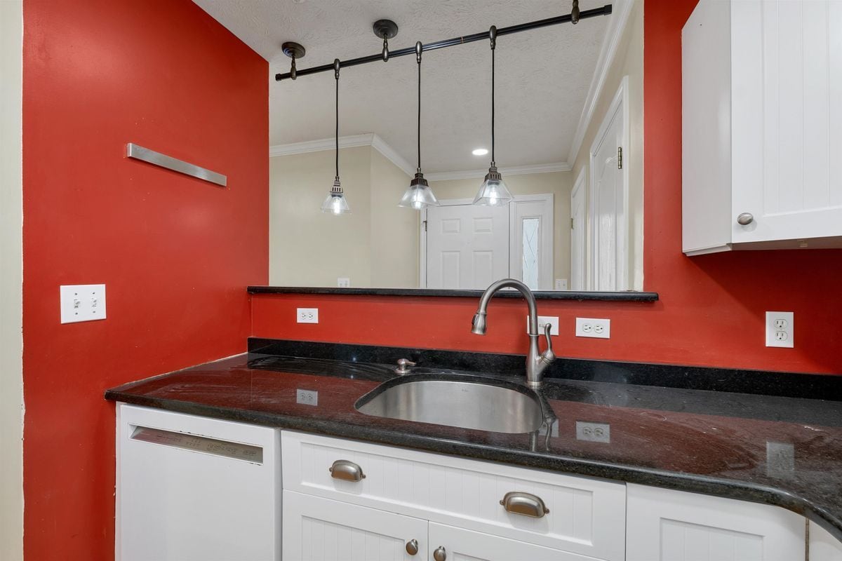 Building Photo - 32 Suffolk, 173