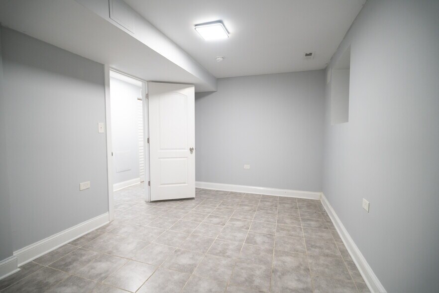 Building Photo - 7522 S Langley Ave