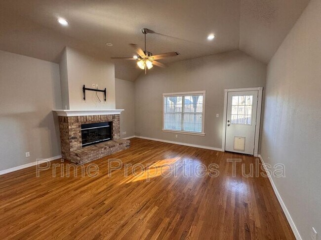 Building Photo - 528 North Willow Pl W