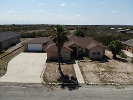 Building Photo - 123 La Paloma Dr