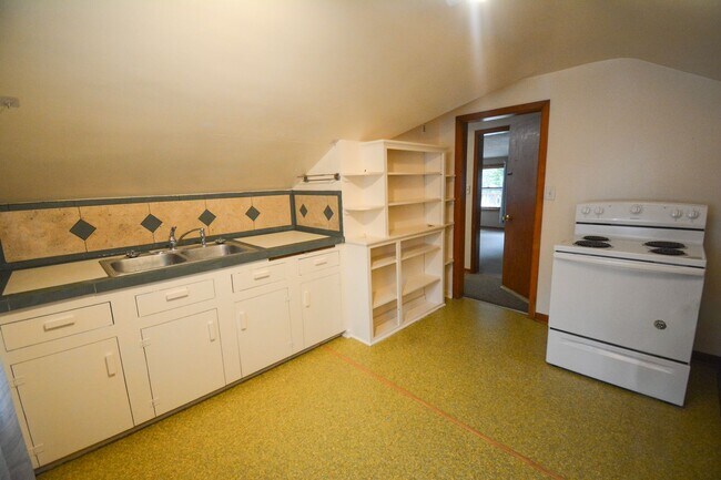 Building Photo - 420 8th Ave SE