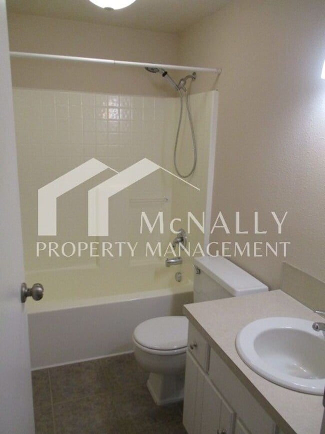 Building Photo - 2 Bedroom, 1.5 Bath Soundview Drive Duplex