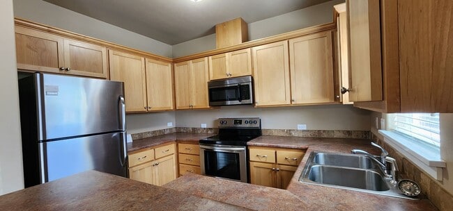 Building Photo - Luxurious Duplex in Corvallis