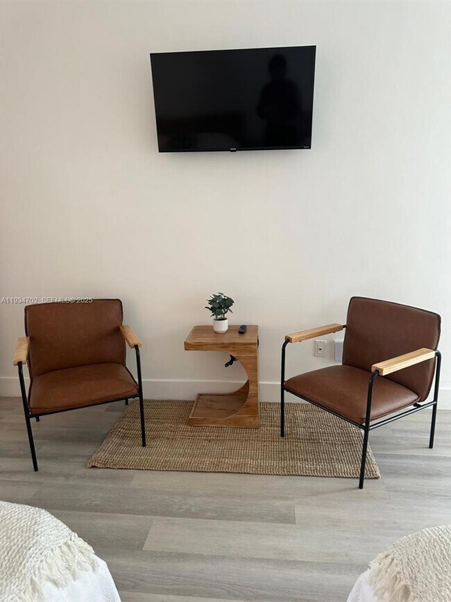 Building Photo - 1840 James Ave