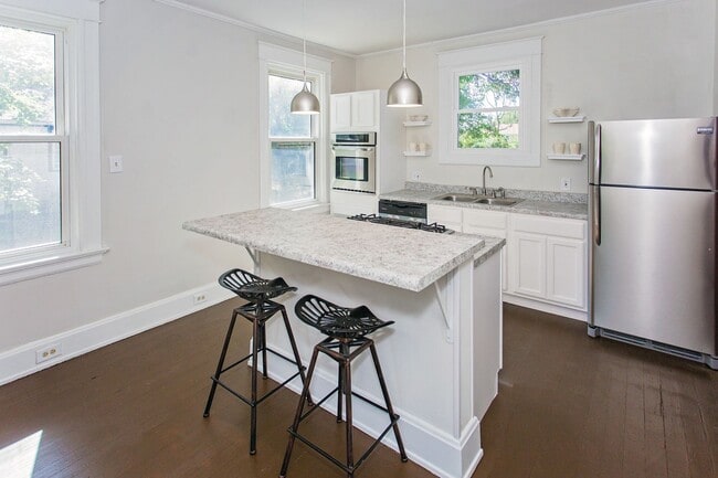 Building Photo - BOND HILL-  3 STORY 3 BEDRM 2 FULL BATH OPEN FLOOR PLAN w GARAGE