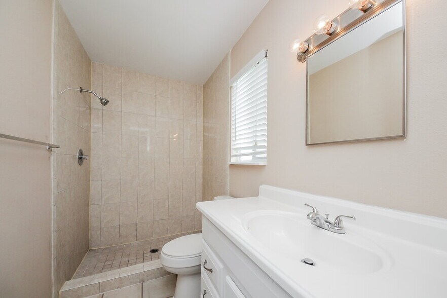 Building Photo - 1140 Windway Cir