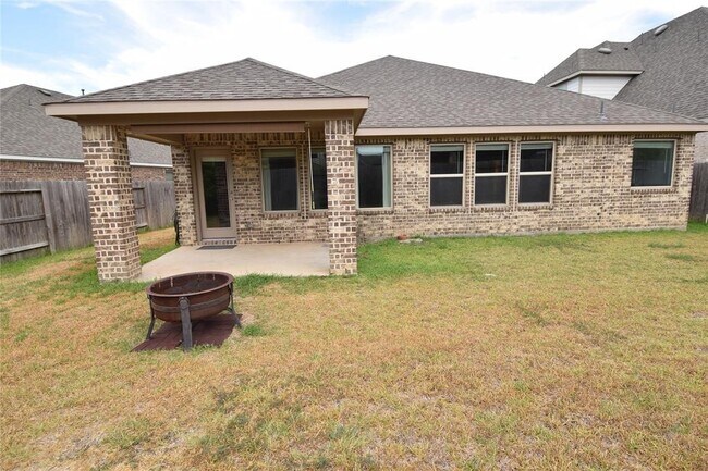 Building Photo - 16643 Highland Country Dr