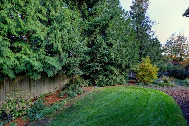 Building Photo - 5Bd/2.5Ba Bellevue Home