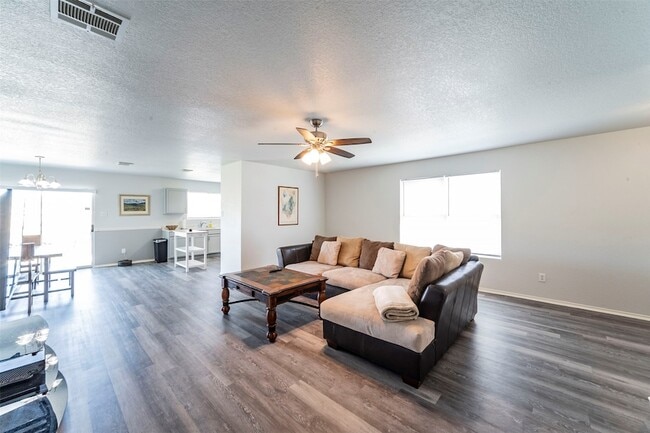 Building Photo - 9844 Sparrow Hawk Ln