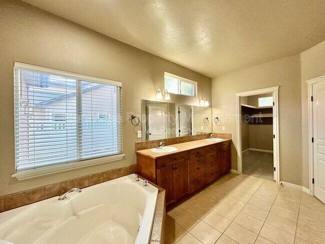 Building Photo - 2253 W los Flores Dr