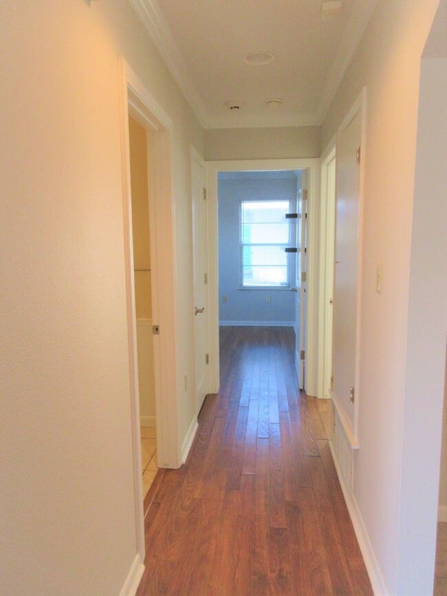 Building Photo - Adorable 2-bedroom/1-bath Duplex in Rosedale