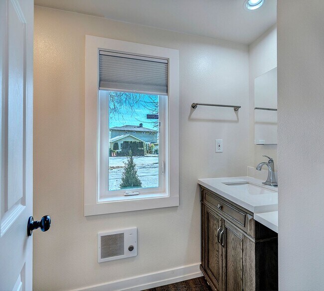 Building Photo - 2 bed, 1.5 bath in Seattle