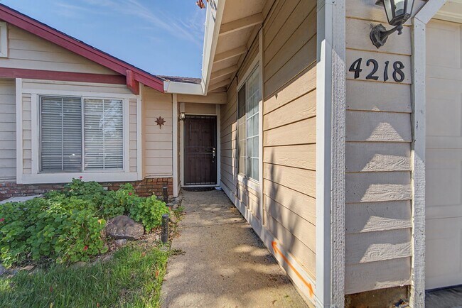 Building Photo - Freshly Updated 4-Bedroom Home with Central A/C & Garage