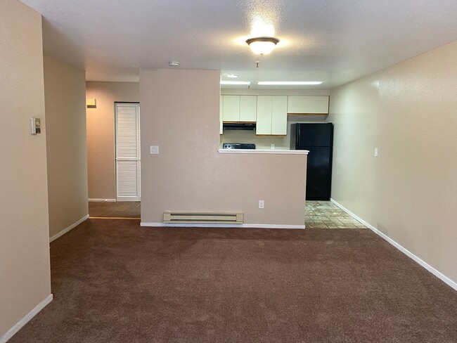 Building Photo - Updated 1 Bedroom 1.5  Baths Condo-