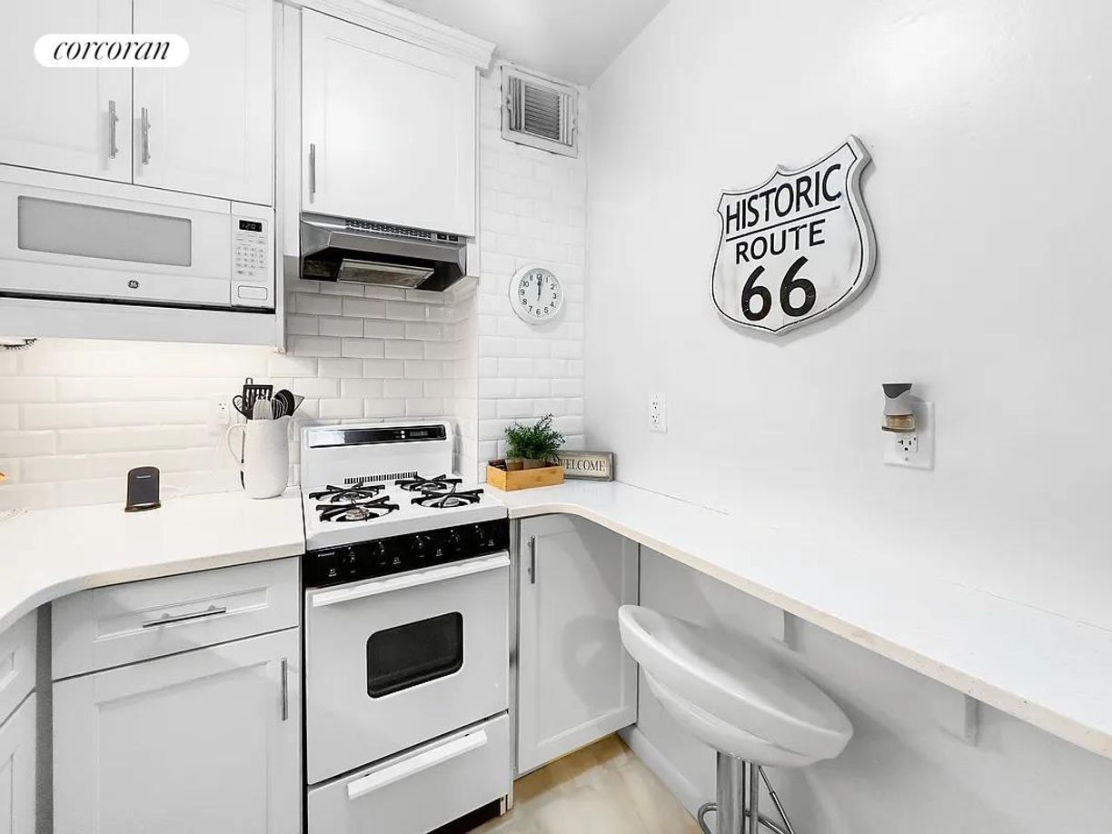 Building Photo - 153 E 57th St