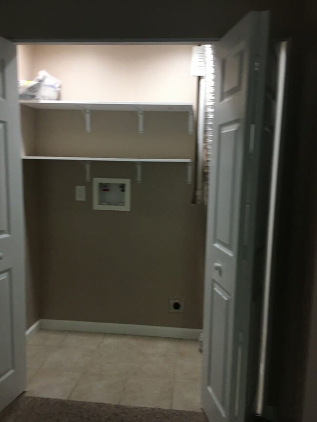 Building Photo - 1009 E High St