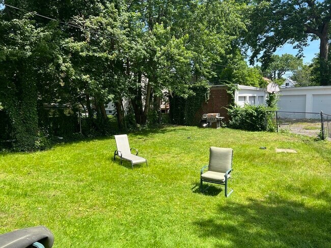 Building Photo - 66 Wren St